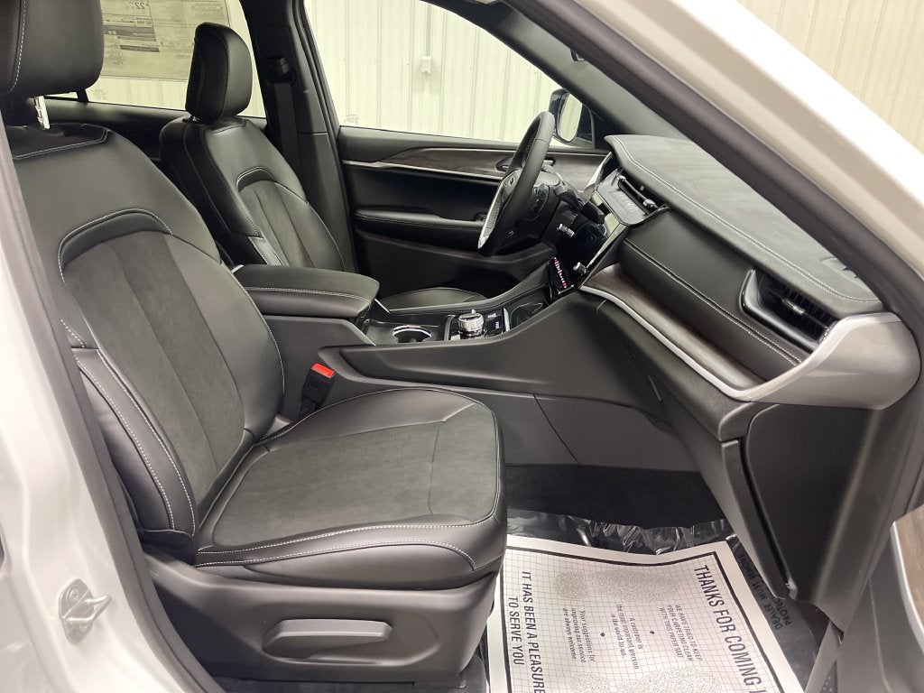 2027 Jeep Grand Cherokee Laredo Altitude