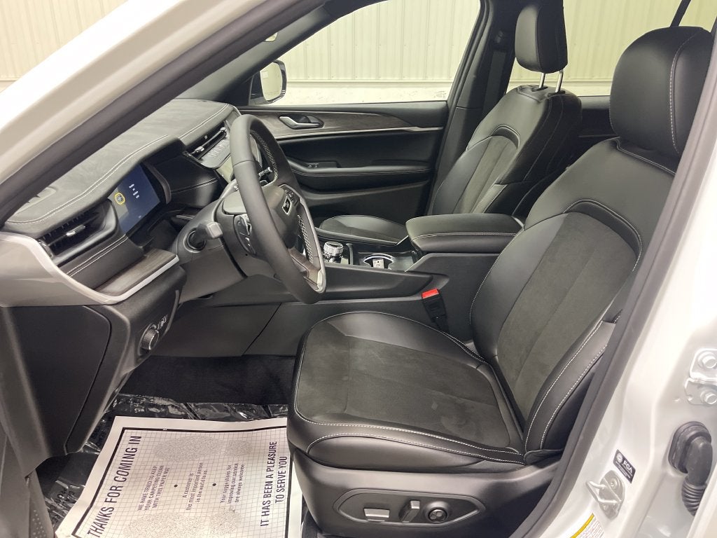 2027 Jeep Grand Cherokee Laredo Altitude