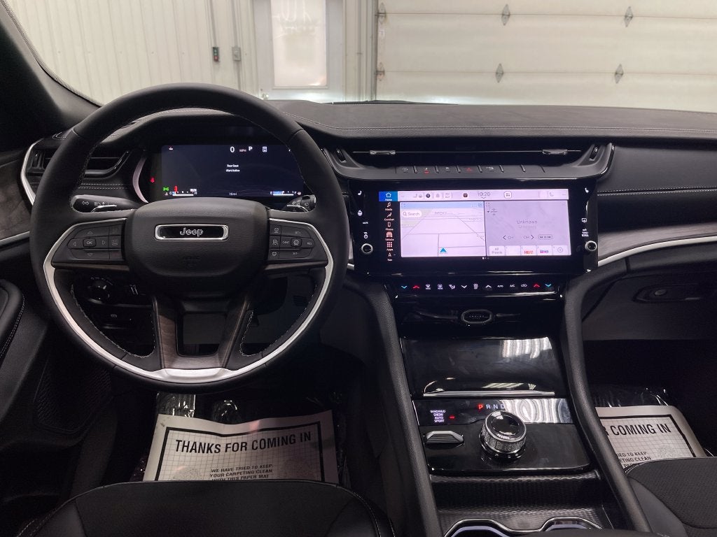 2027 Jeep Grand Cherokee Laredo Altitude