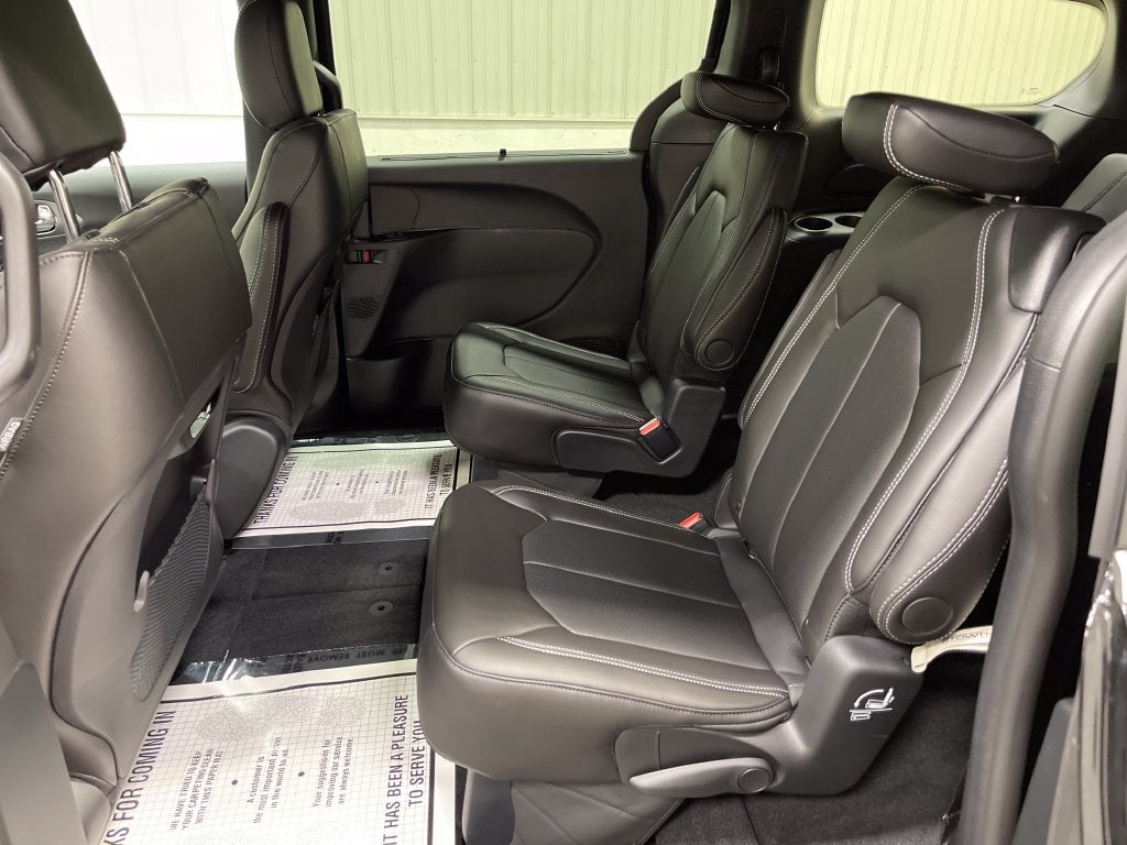 2027 Chrysler Pacifica Select