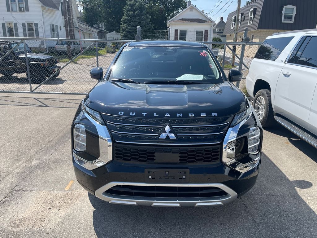 2022 Mitsubishi Outlander Base
